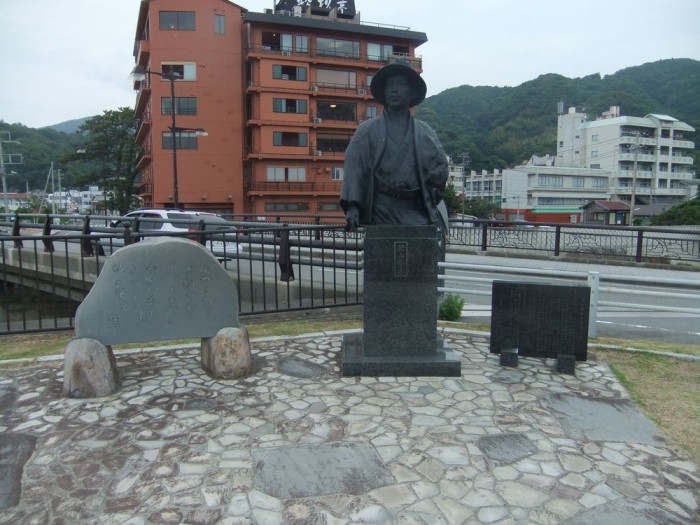 若山牧水の石像