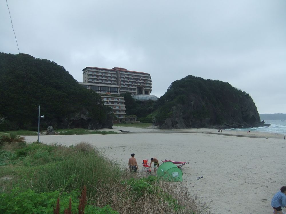 穴場的な雰囲気が漂う 入田浜海水浴場 は磯遊びもできる