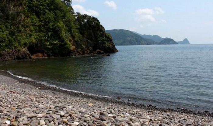 「安城岬ふれあい公園」奥の海岸