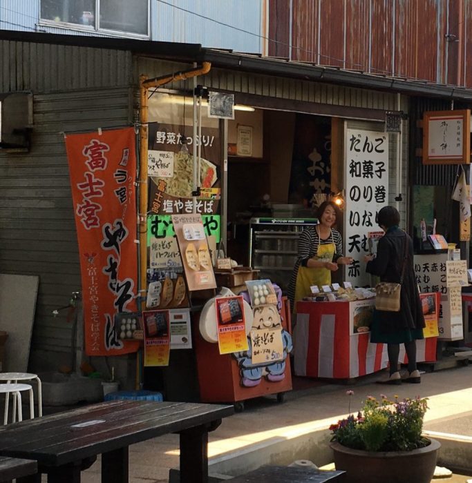 むすび屋を飲食スペースから撮影。店員が笑顔で接客をしている。