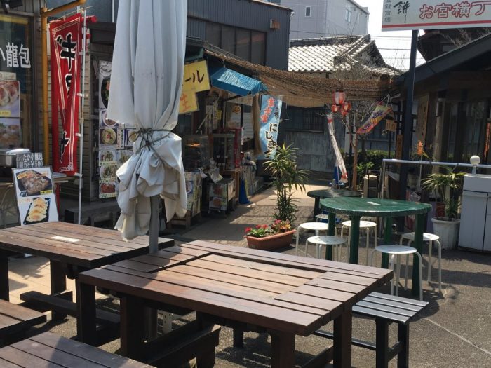 おみや横丁の奥にある飲食店を撮影。ビールや餃子、ニジマス旗や看板が見える。