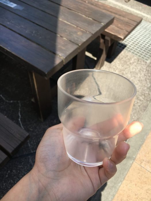 すぎ本で貸してくれるプラスチックの透明なコップ。