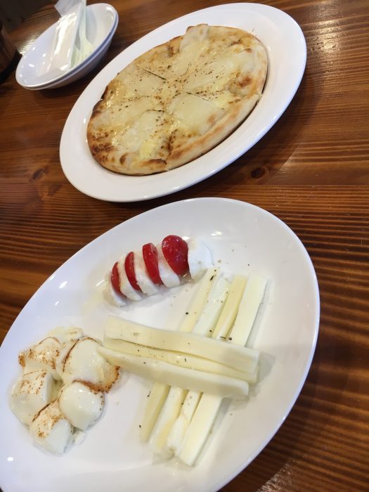 チーズのピザと三種類のチーズの写真