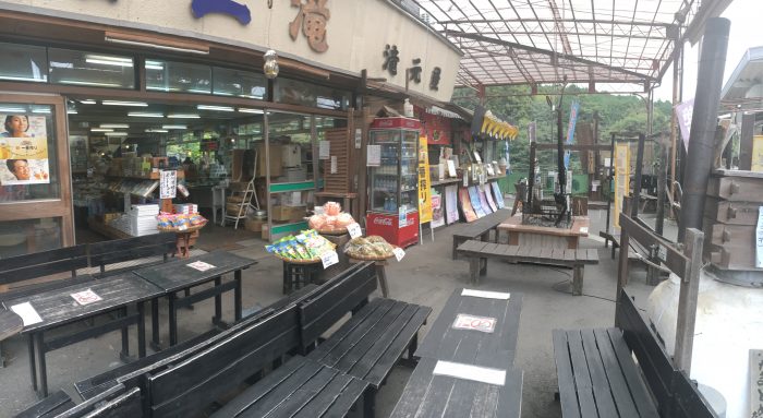 売店とお土産屋が平行している店の写真