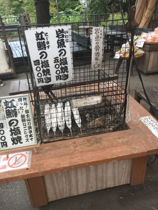 イワナとニジマスの塩焼きの写真