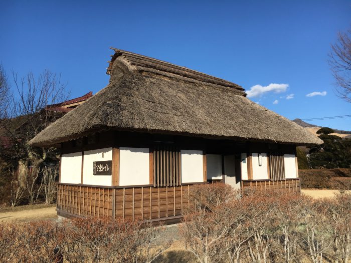 田舎の古民家っぽいトイレの写真