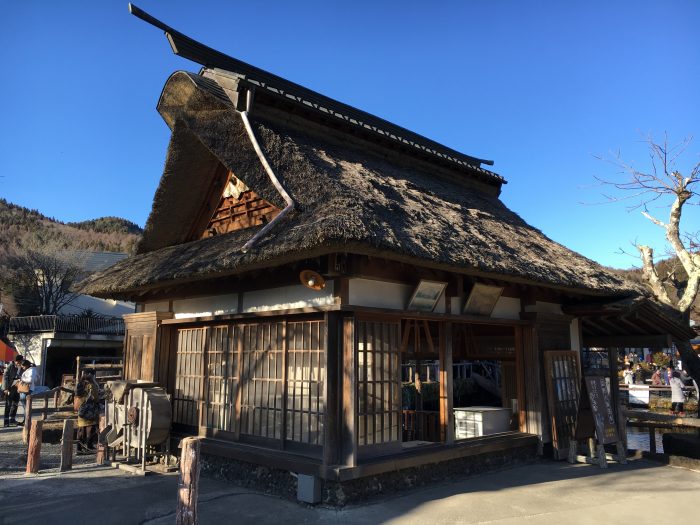 そば打ち水車がある小屋の写真