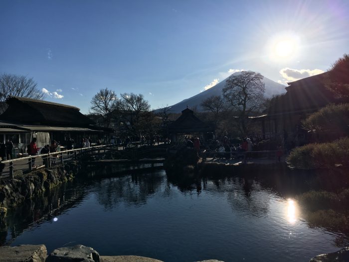 池と富士山の写真