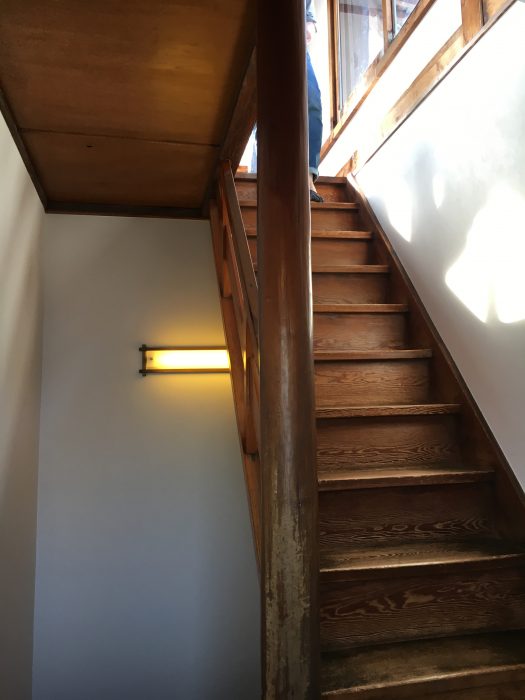 展望台へいく階段の写真