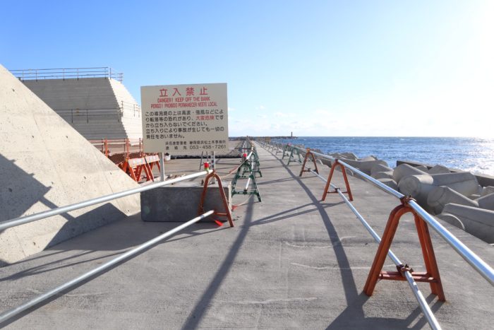 海沿いの道の写真